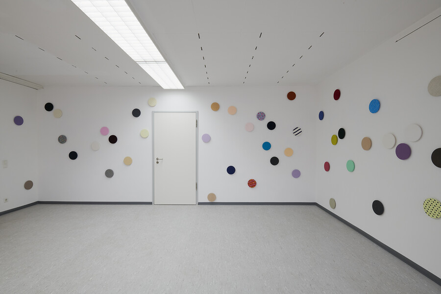 Konfetti, (60-teilig), 2020 &ndash; Durchmesser á 20 cm - Hängung variabel; Stoffe von ausrangierten Kleidungsstücken, Holzscheiben; Foto: Annette Kradisch