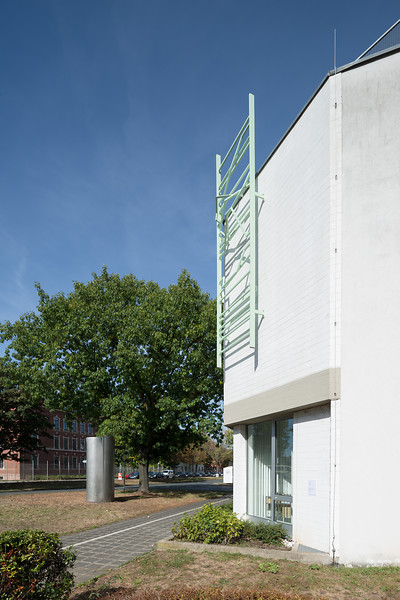 CROSSING THE RUBICON, 2018 &ndash; 5,70 x 1,80 x 0,70 ; Stahl geschweißt, feuerverzinkt u. einbrandlackiert, Schrauben; Foto: Annette Kradisch