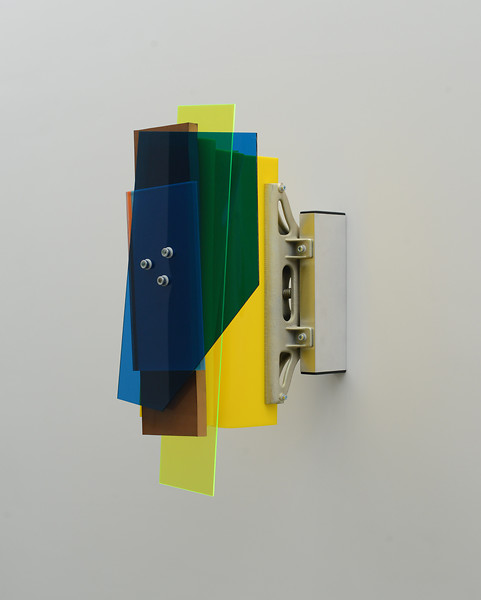 Display Devices, XXIV 2019 &ndash; H 72 x B 35 x T 45 cm; Aluminium, Hobelmesserklemme, Acrylglas, Polyurethane, Schrauben; Foto: Atelier Sebastian Kuhn
