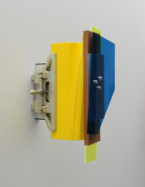 Display Devices, XXIV 2019 &ndash; H 72 x B 35 x T 45 cm; Aluminium, Hobelmesserklemme, Acrylglas, Polyurethane, Schrauben; Foto: Atelier Sebastian Kuhn