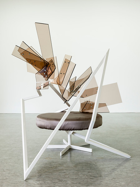 ON A TURTLES BACK, 2009 &ndash; 150 x 180 x 120 cm; Sitzgelegenheit, Stahl - lackiert, Acrylglas, Schrauben; Foto: Sebastian Kuhn