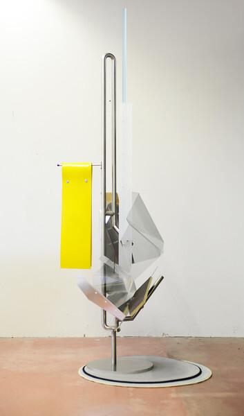Display Devices XXVI, 2019 (freistehend) &ndash; H 300 x B 80 x T 80 cm; Edelstahl, Aluminium, Acrylglas, Polyurethane, 
Teppichboden gekettelt, Schichtholz, Schrauben; Foto: Atelier Sebastian Kuhn
